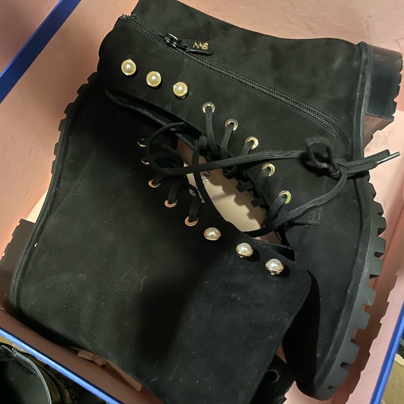 Sz 10. NWT Lustrous faux pearls add a subversive, feminine charm to combat boot - Picture 2 of 15